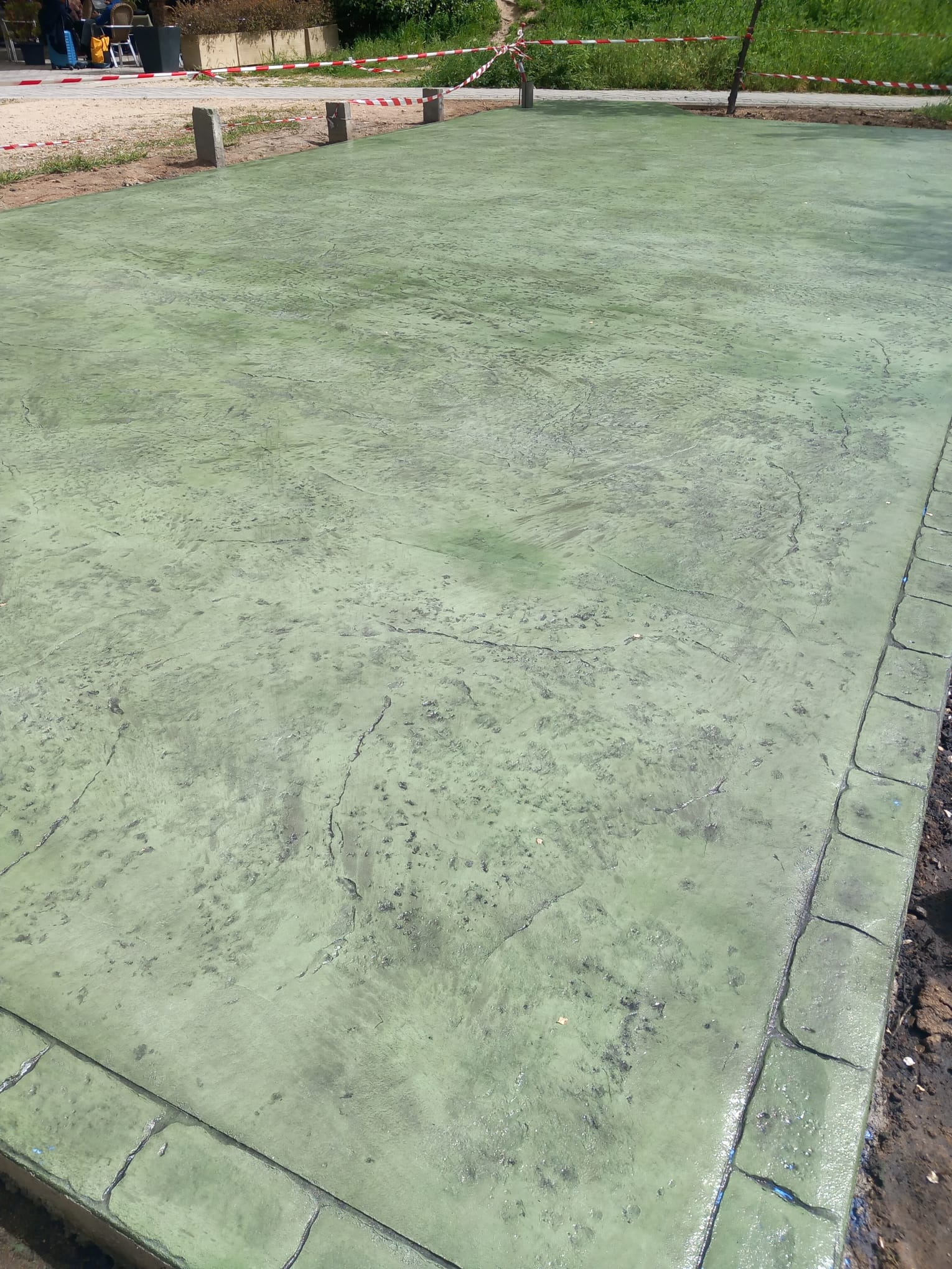 Revêtement de sol en béton rayé pour surfaces antidérapantes