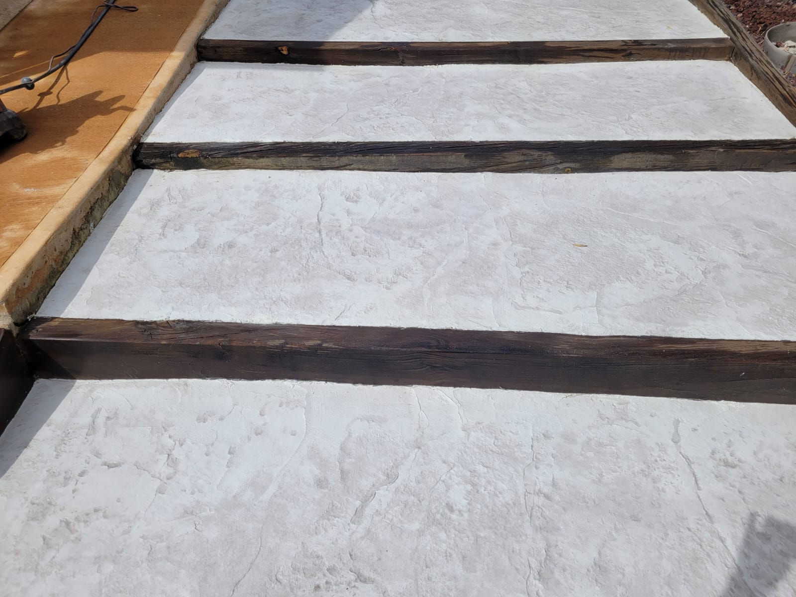 Solutions durables en béton pour jardins et piscines à Marseille
