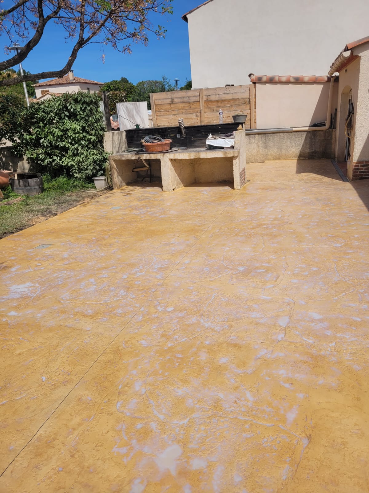 Rénovation de murs extérieurs avec béton vertical décoratif