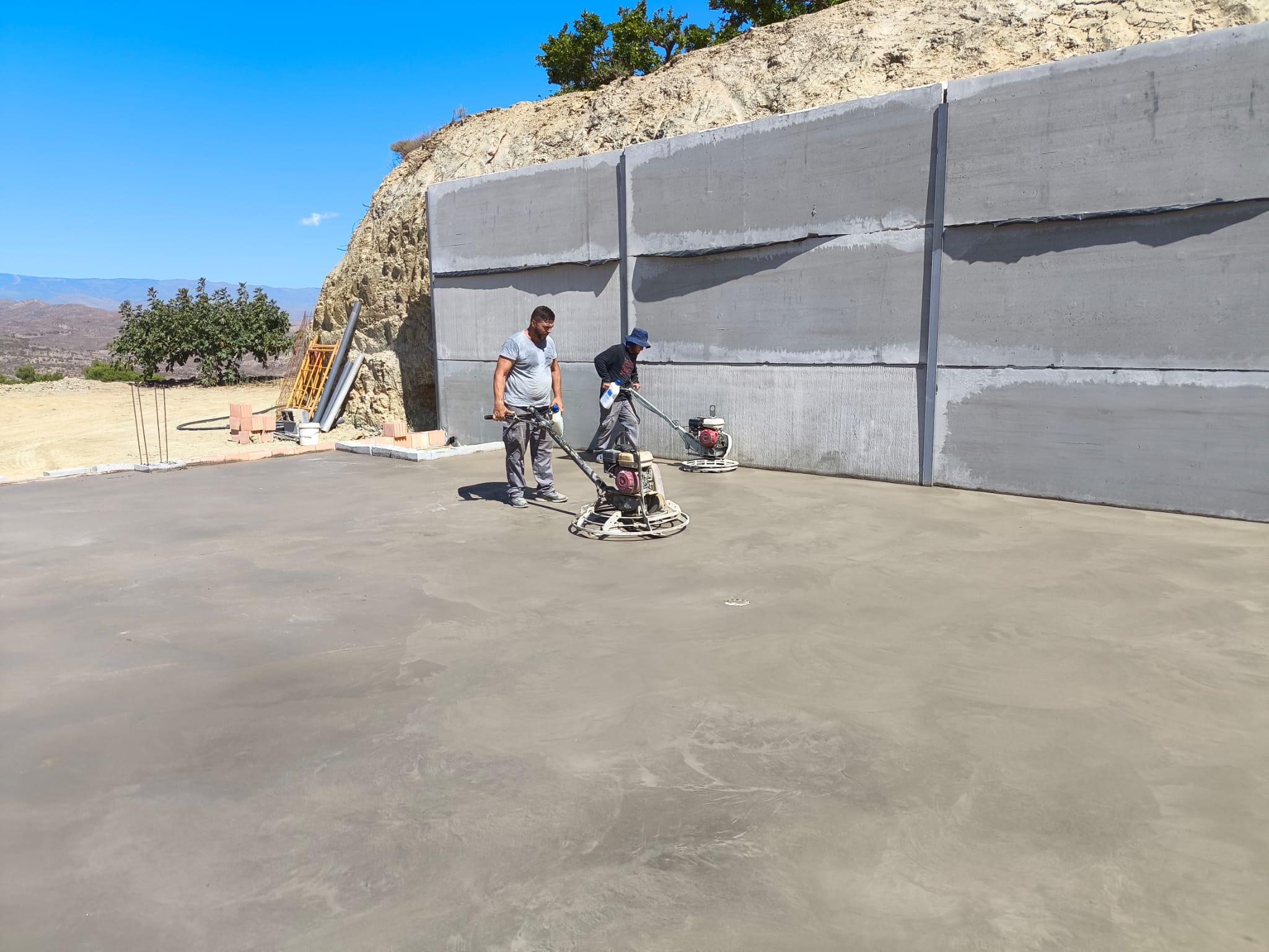 Création de terrasses en béton poli pour un style moderne