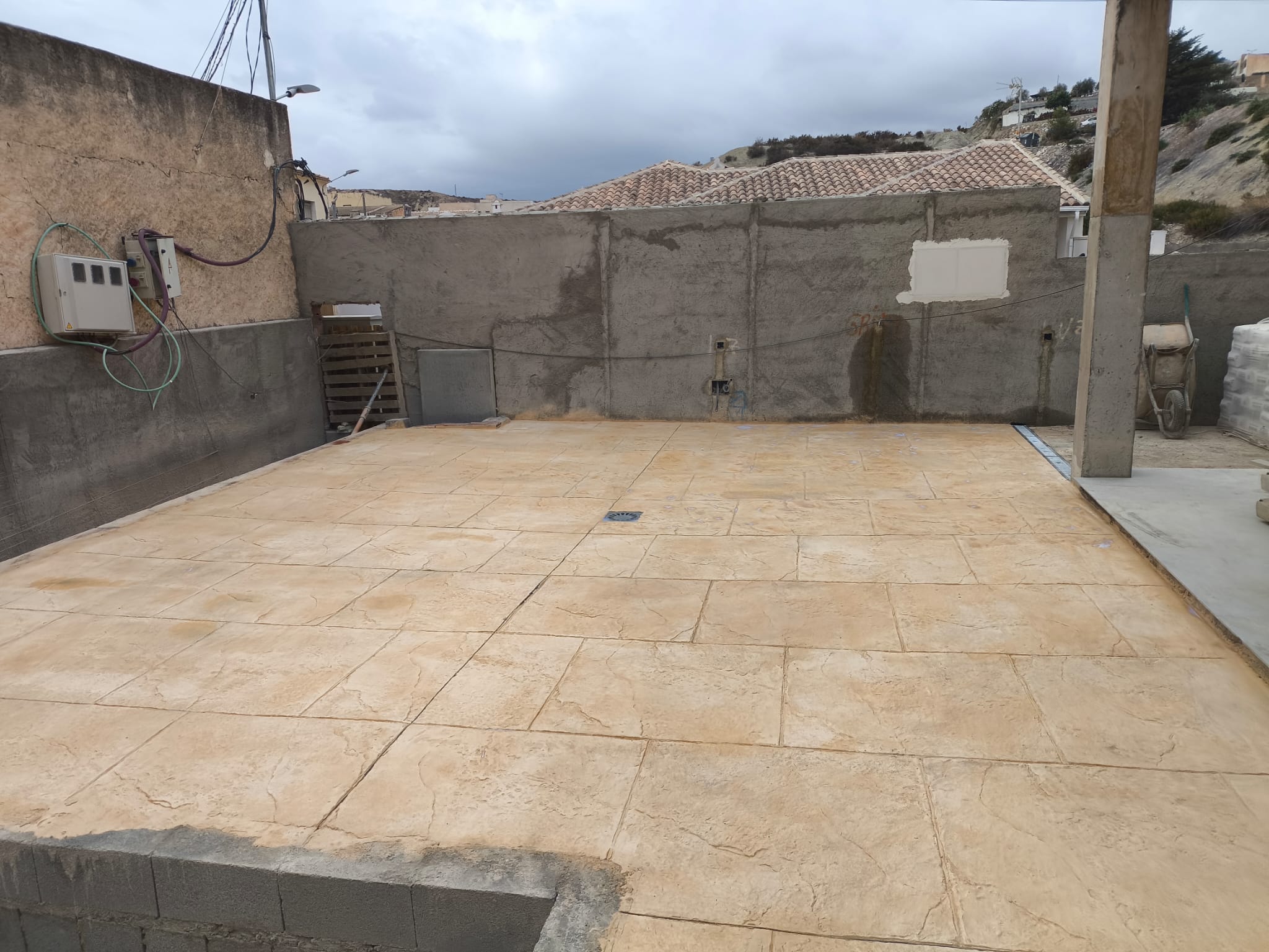 Solutions durables en béton pour jardins et piscines à Marseille