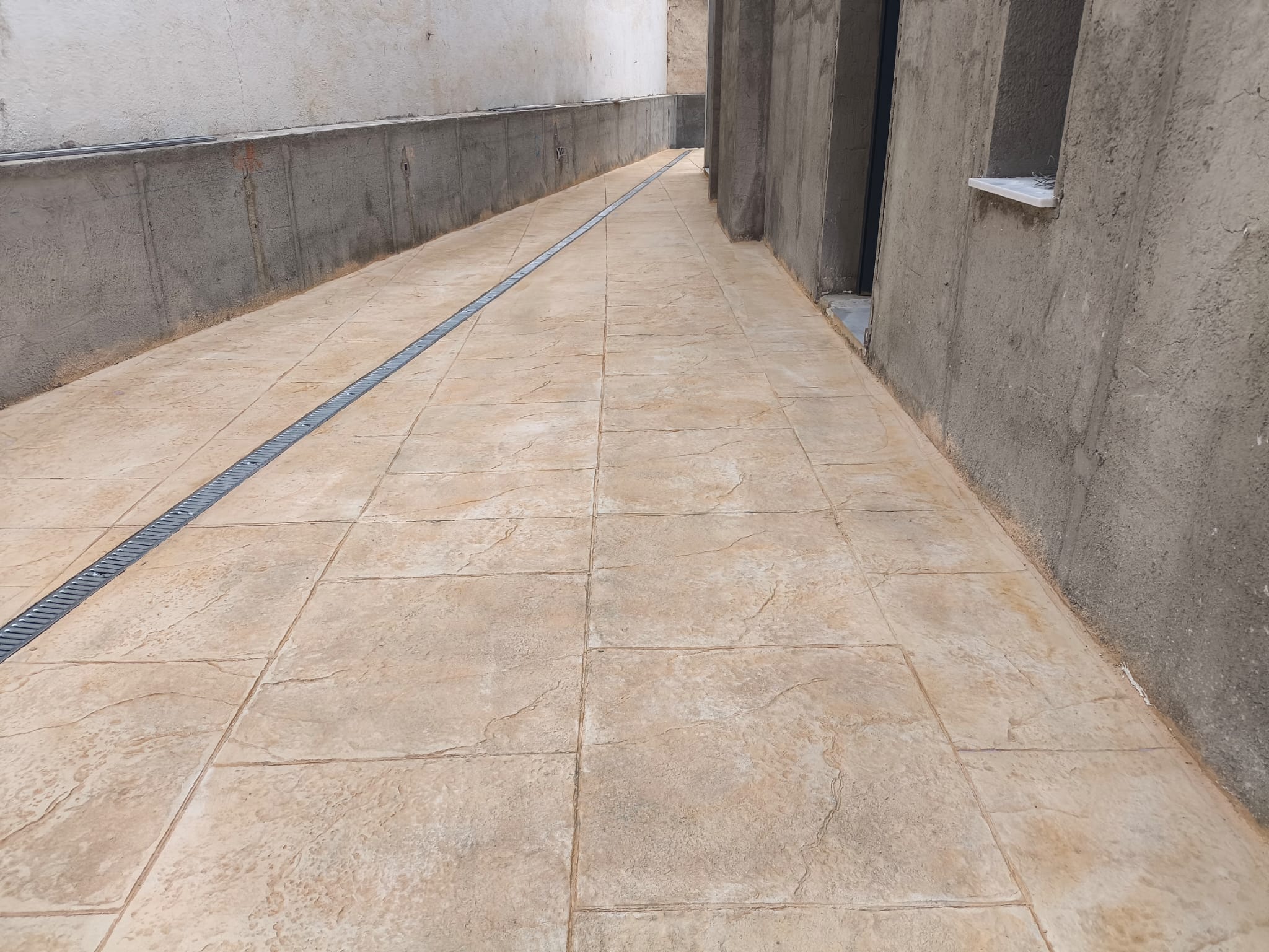 Installation de béton pour entrepôts et zones de stockage à Marseille