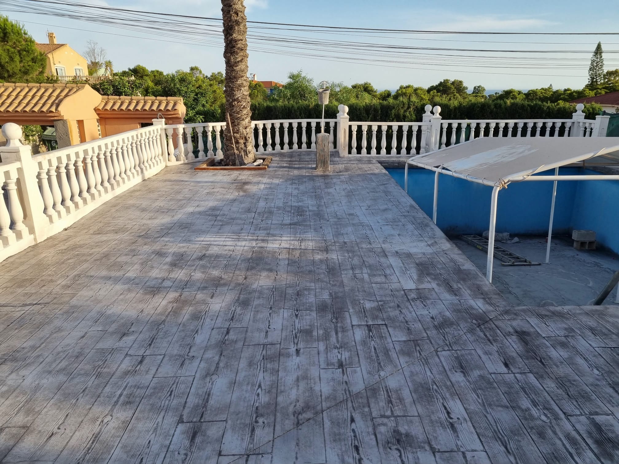 Réalisation de sols en béton désactivé à Marseille