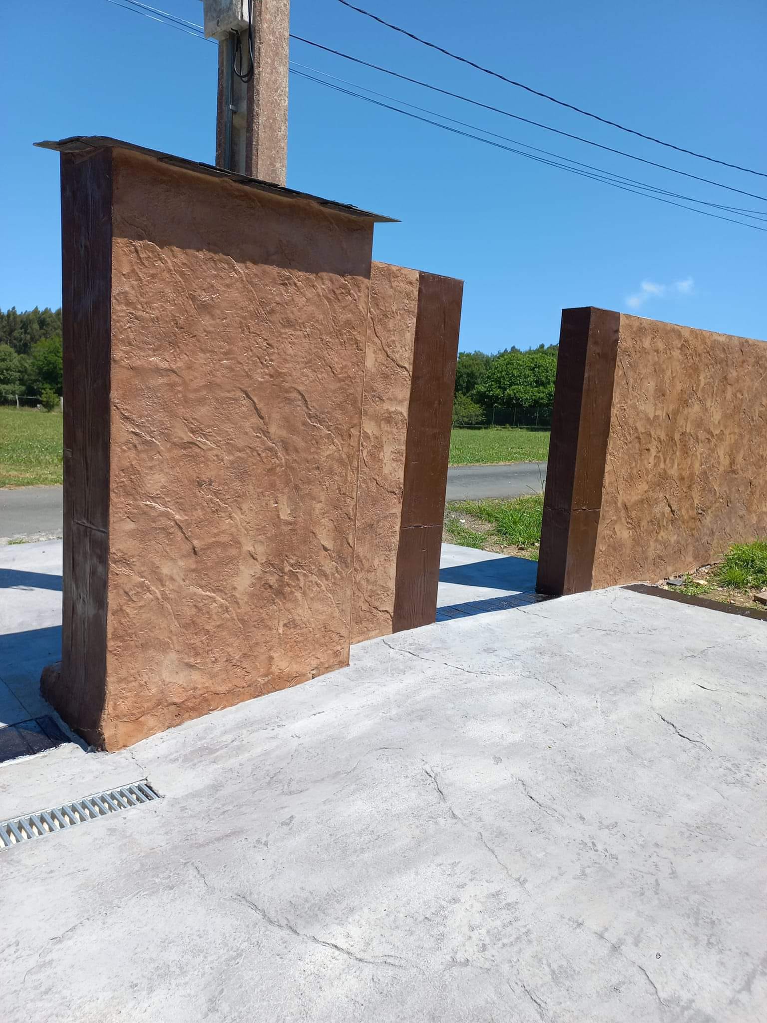 Revêtement de sol en béton rayé pour surfaces antidérapantes