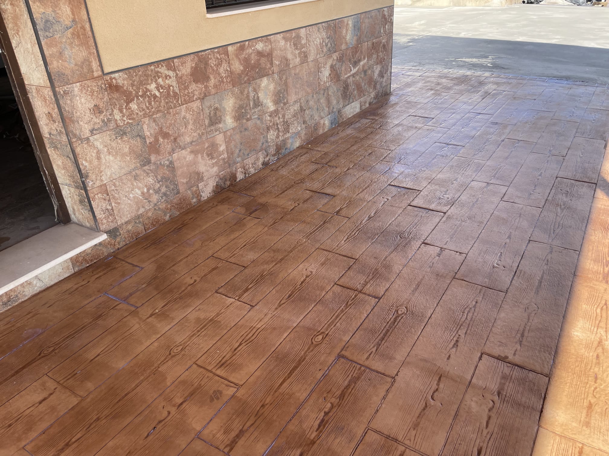 Béton monocouche décoratif pour garages et entrepôts à Marseille