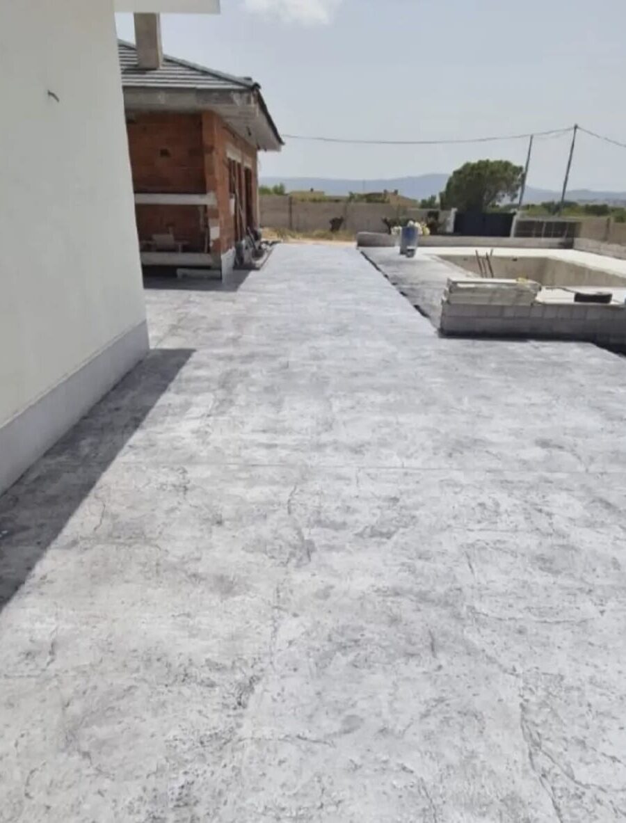 Pose de dalles de béton avec finitions variées à Marseille